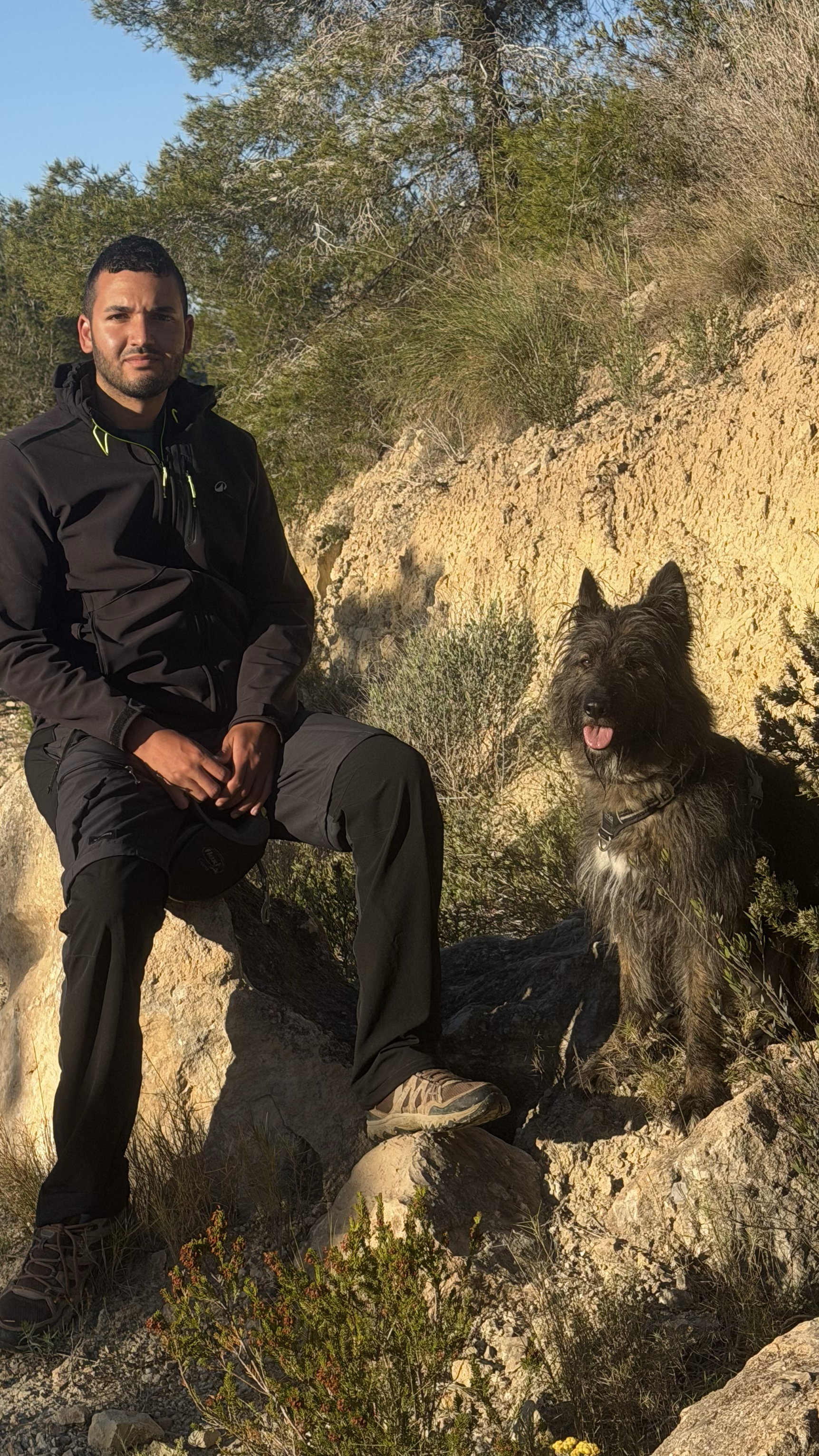 Karim, fundador de Conecta con tu Perro, junto a su perro en el monte